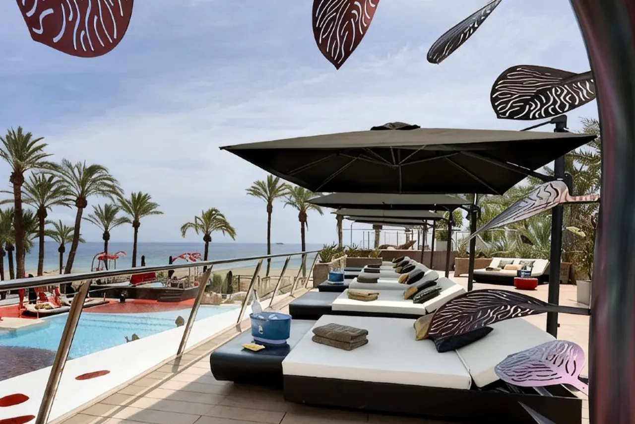 Ushuaïa Ibiza Beach Hotel — rooms and atmosphere