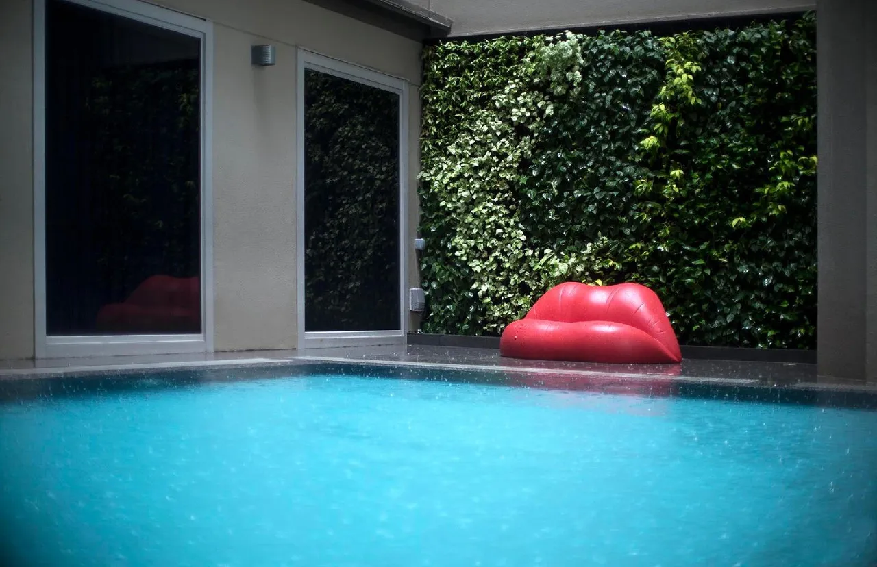 V Hotel Bencoolen — rooms and atmosphere