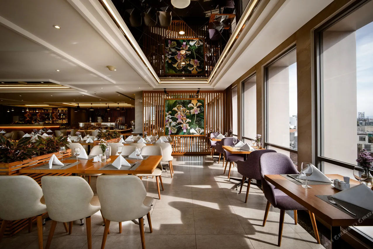 Vanda Hotel — rooms and atmosphere
