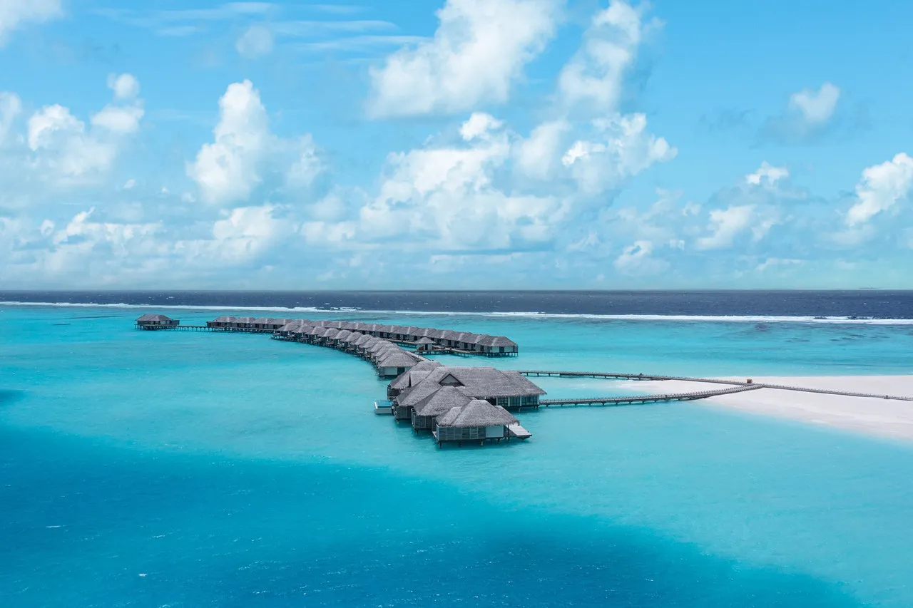 Velassaru Maldives — rooms and atmosphere