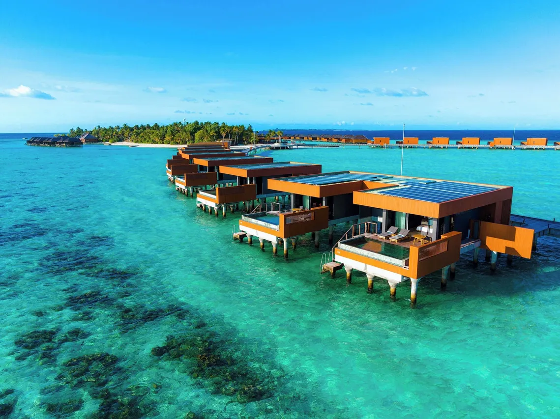 Veligandu Island Resort & Spa — rooms and atmosphere