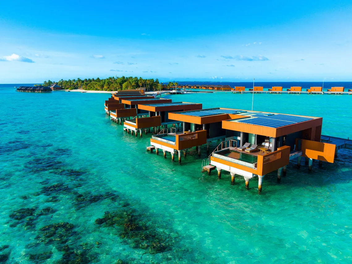 Veligandu Island Resort & Spa — rooms and atmosphere
