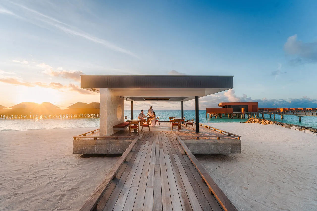Veligandu Island Resort & Spa — rooms and atmosphere