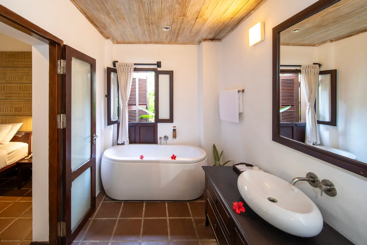 Victoria XiengThong Palace — rooms and atmosphere