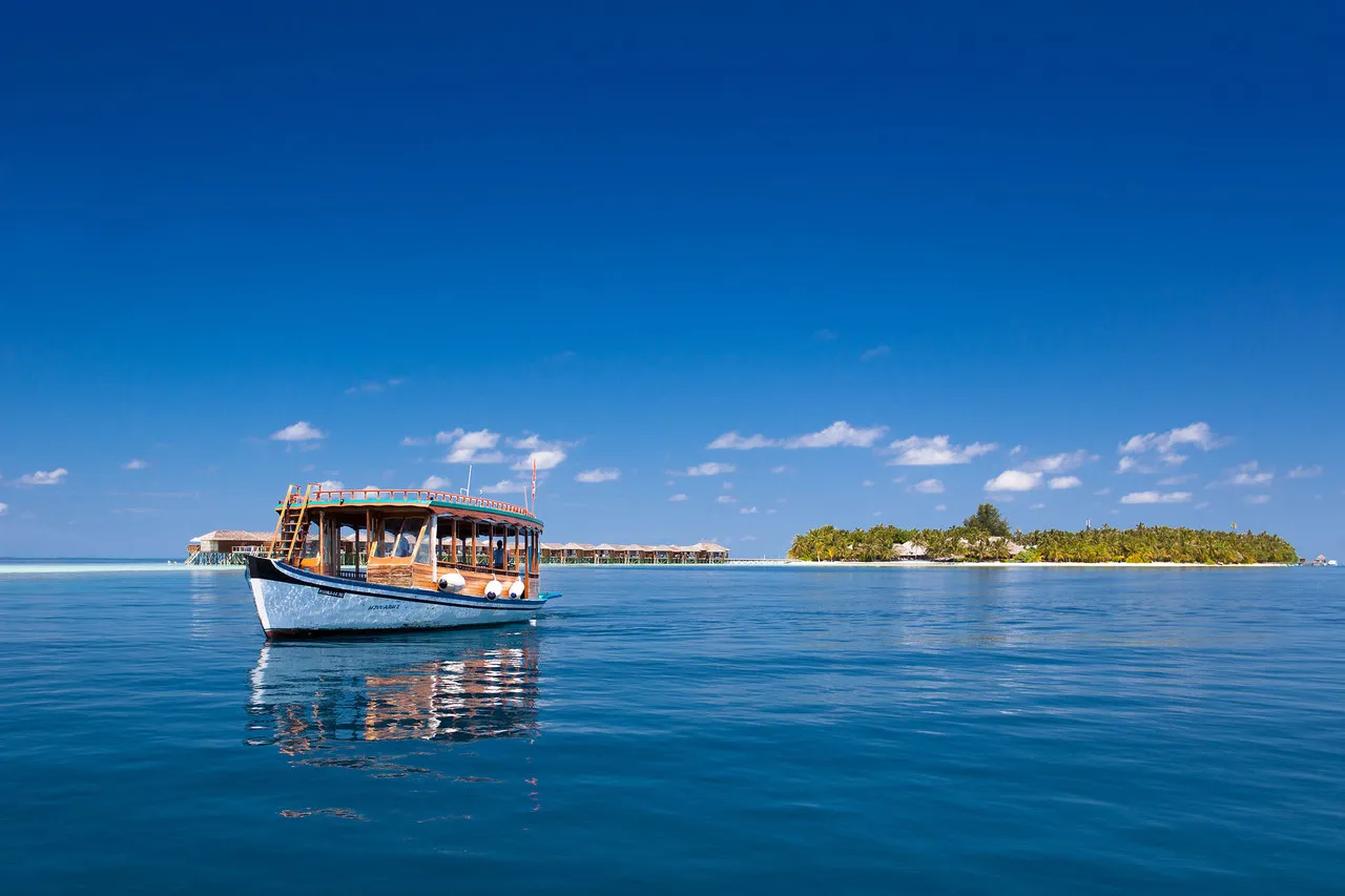 Vilamendhoo Island Resort & Spa — rooms and atmosphere