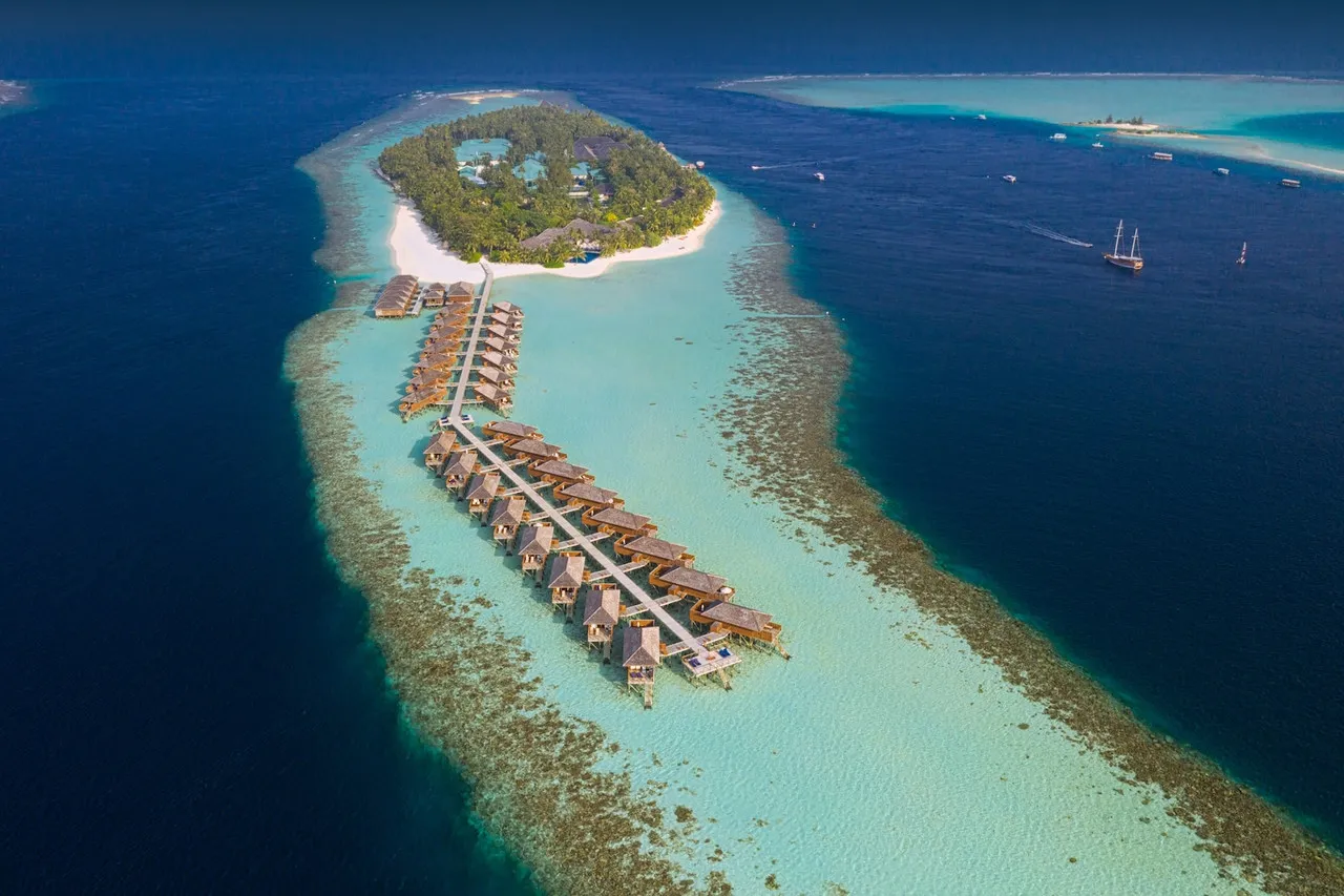 Vilamendhoo Island Resort & Spa — rooms and atmosphere