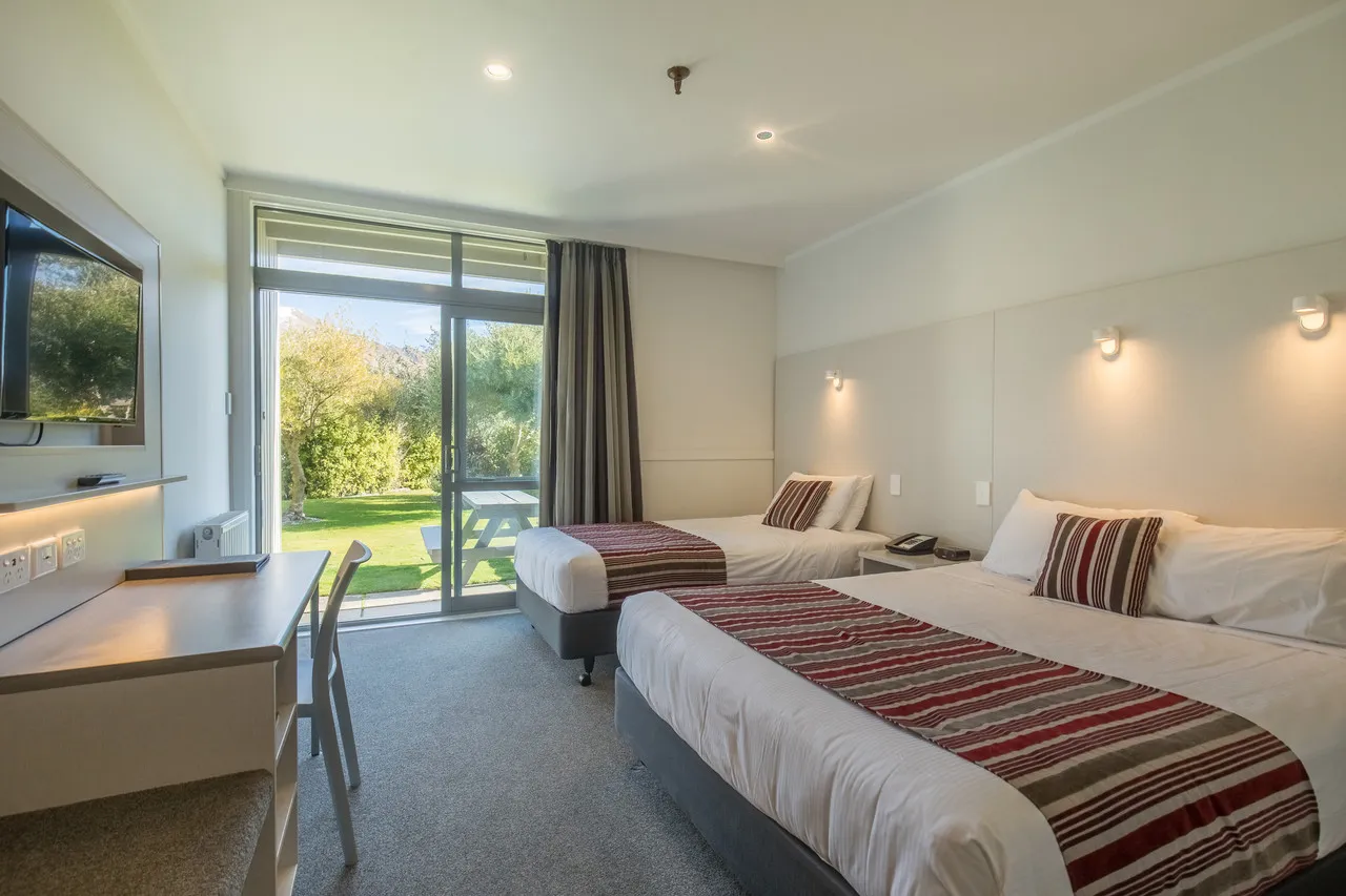Wanaka Hotel — rooms and atmosphere