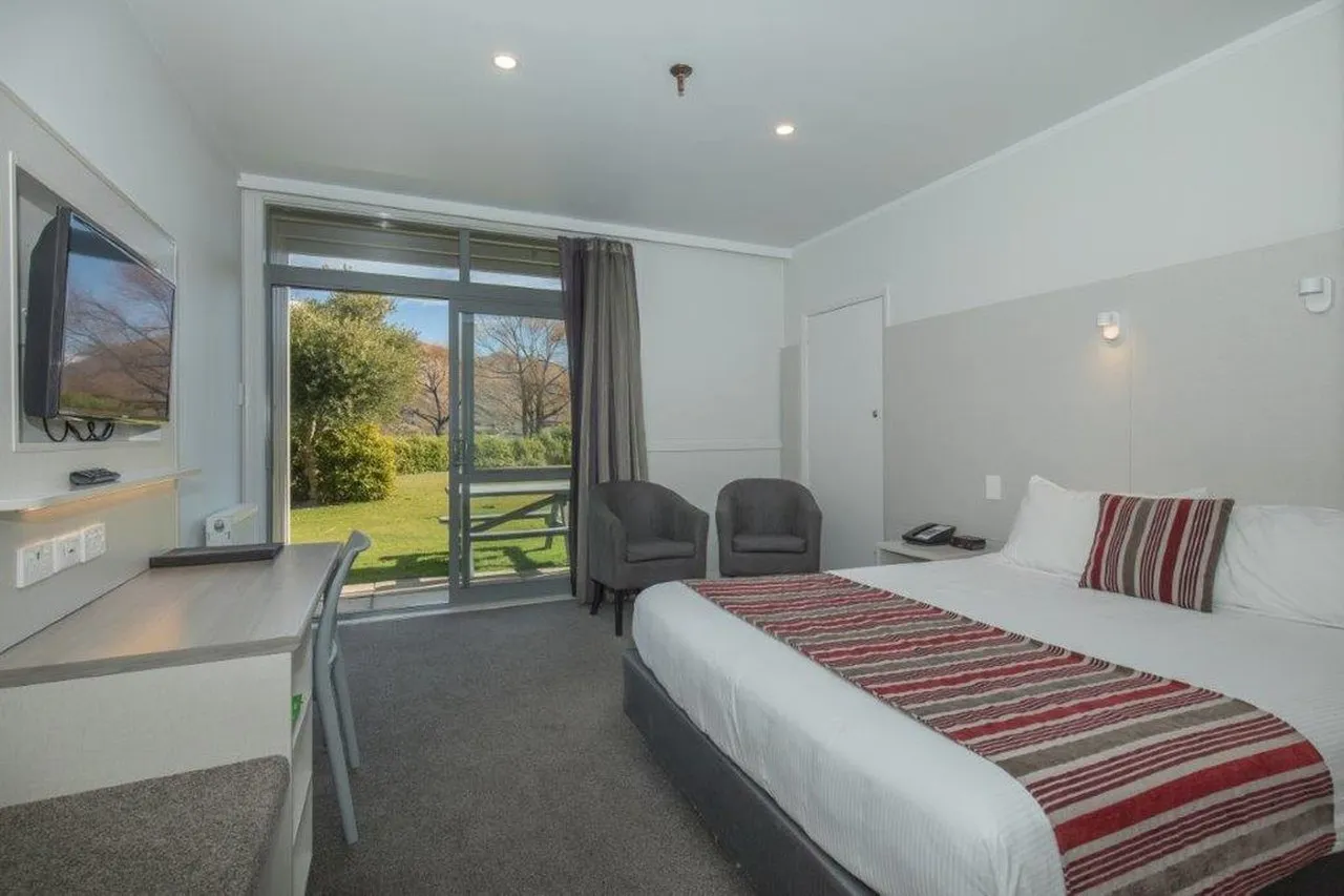 Wanaka Hotel — rooms and atmosphere