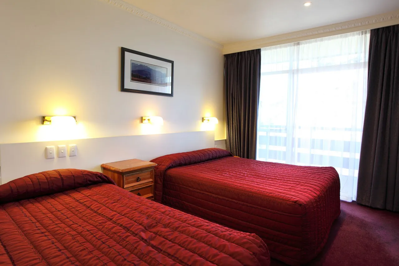 Wanaka Hotel — rooms and atmosphere