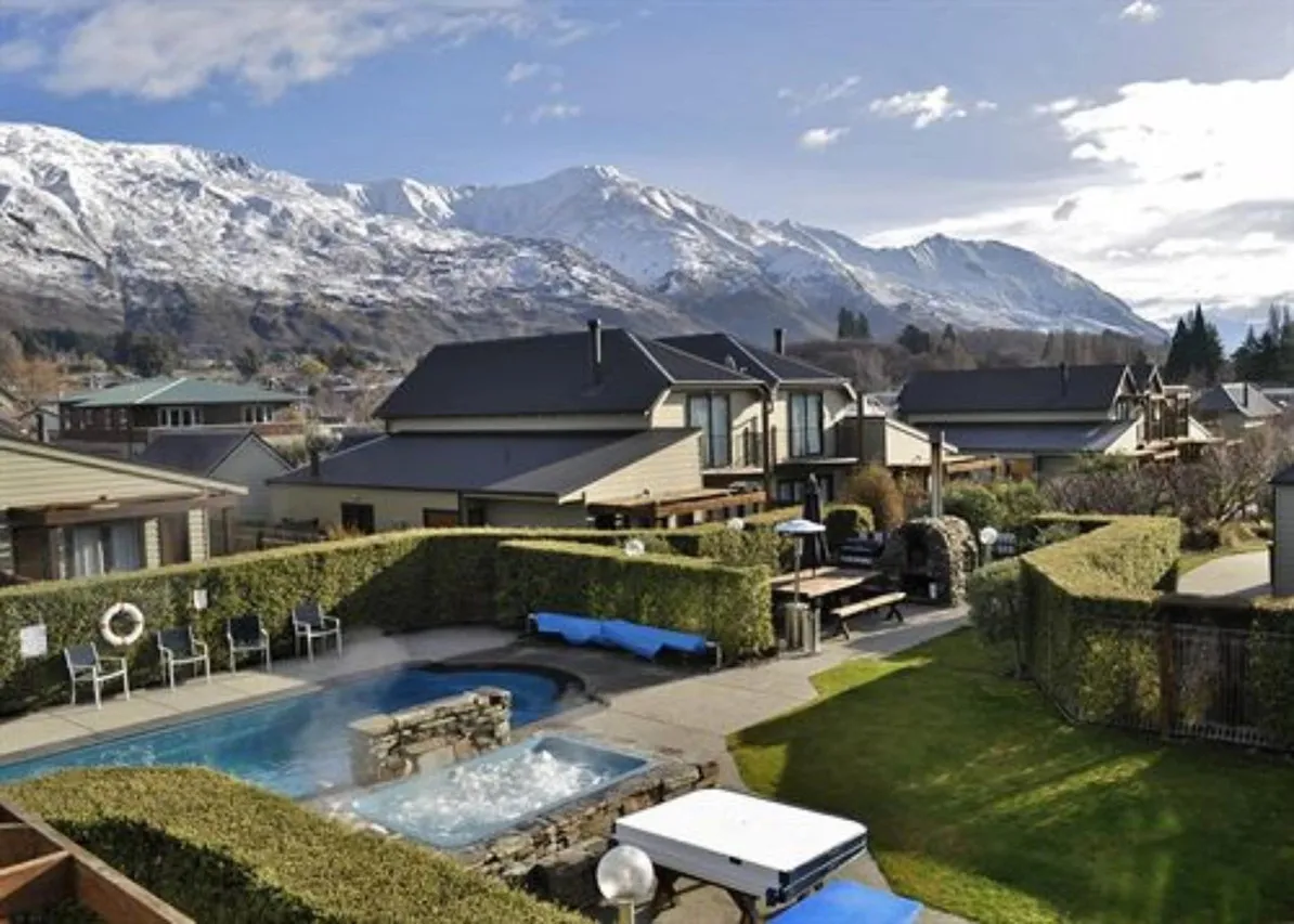 Wanaka Luxury Apartments — rooms and atmosphere