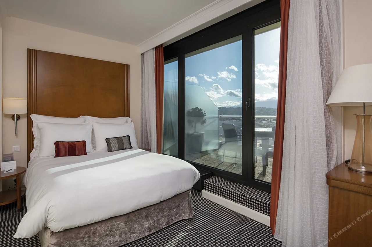 Warwick Geneva — rooms and atmosphere