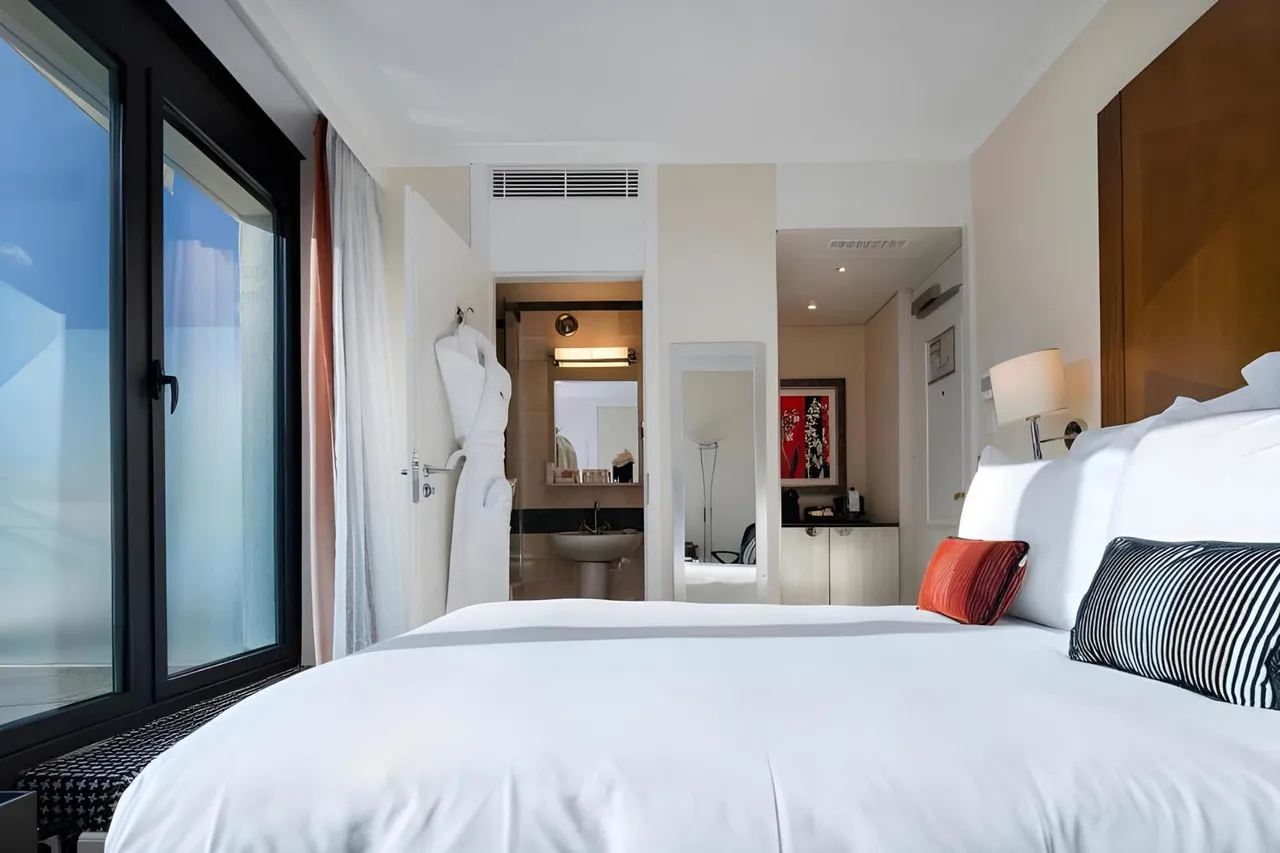 Warwick Geneva — rooms and atmosphere