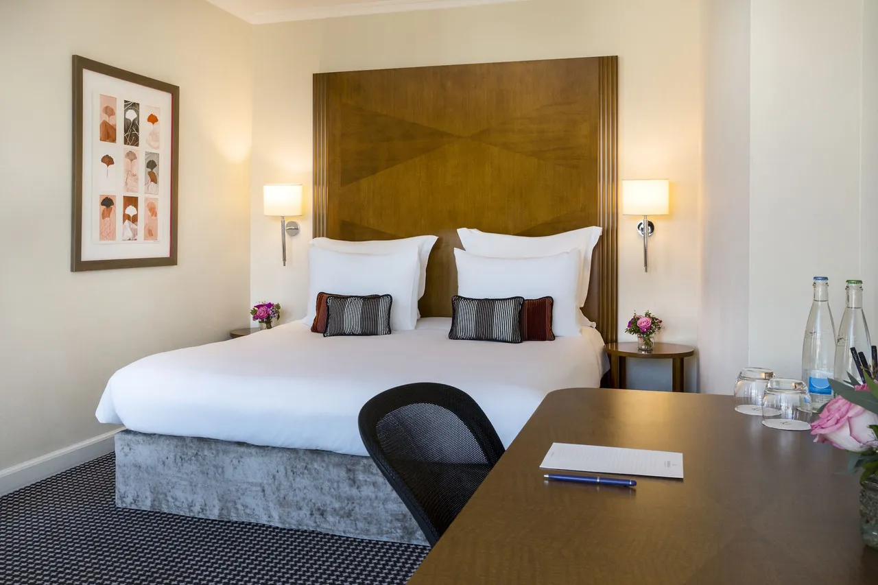 Warwick Geneva — rooms and atmosphere