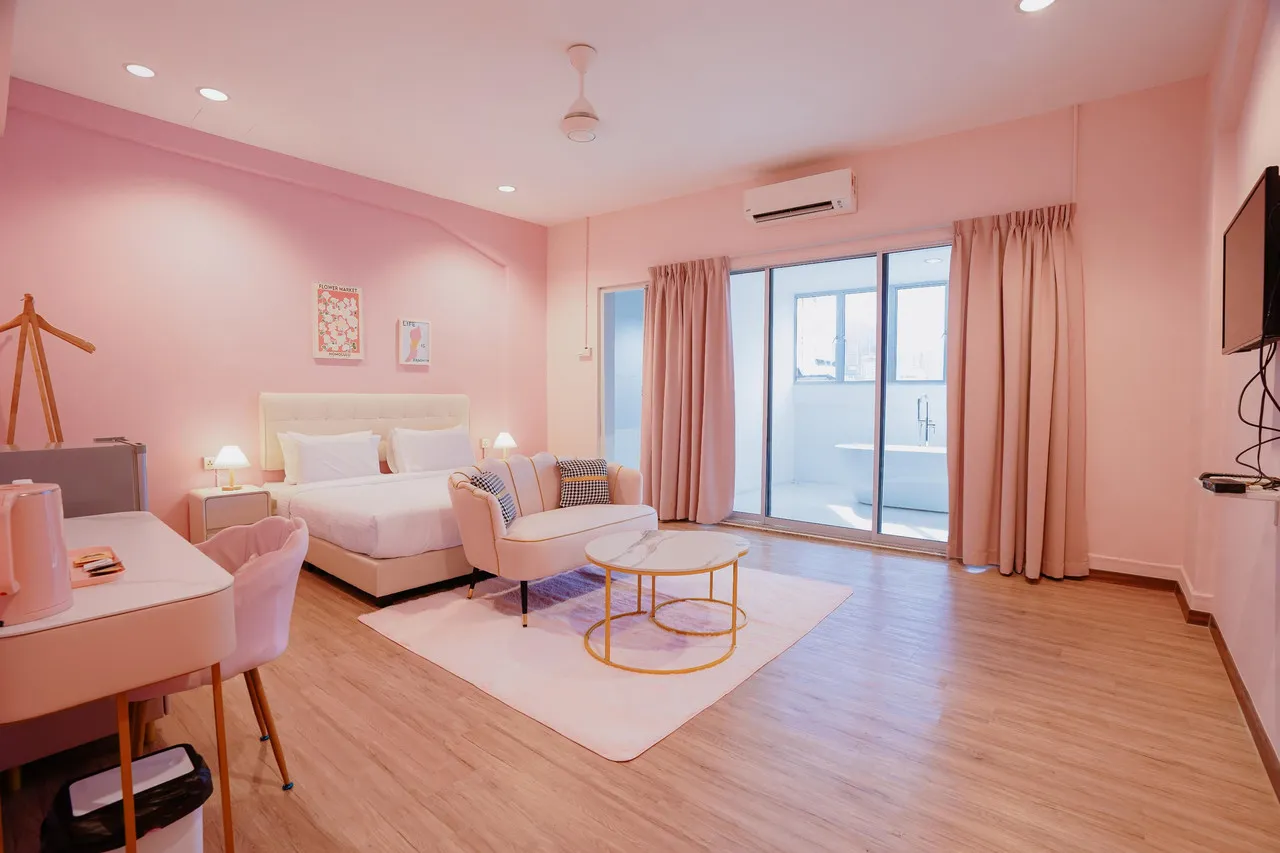 Wassup Youth Hostel — rooms and atmosphere