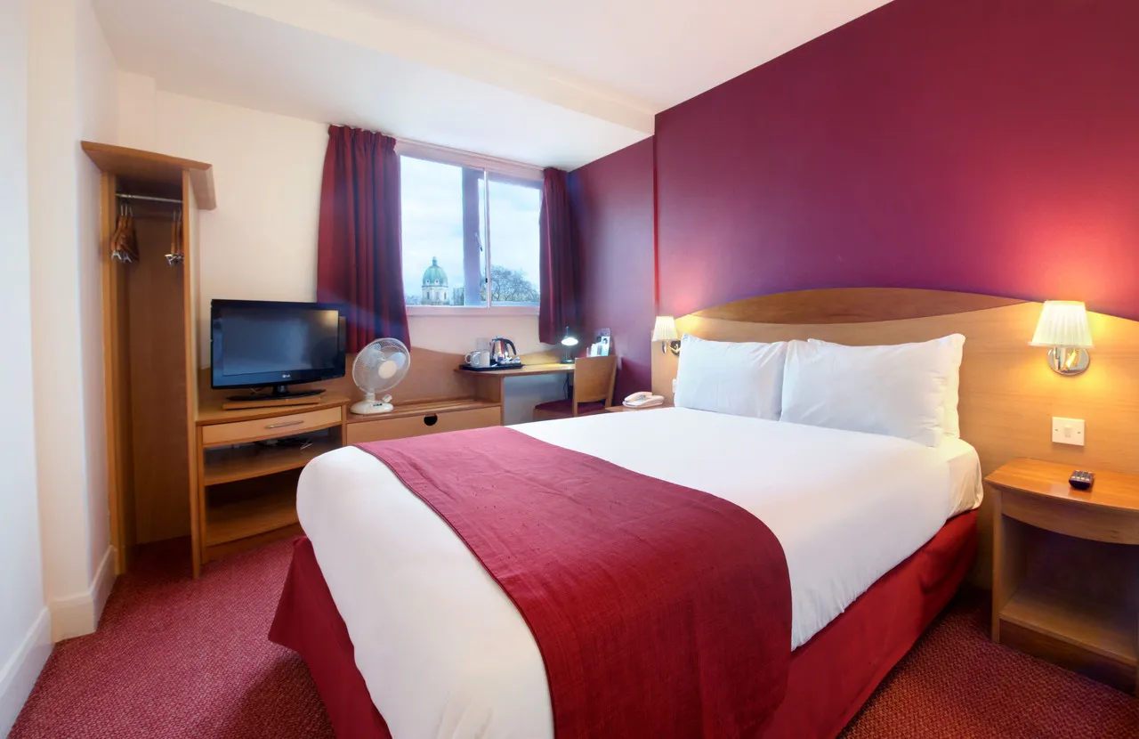 Waterloo Hub Hotel and Suites — rooms and atmosphere