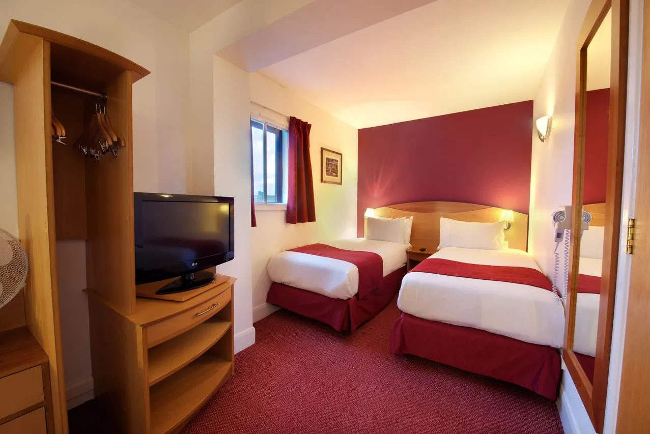 Waterloo Hub Hotel and Suites — rooms and atmosphere