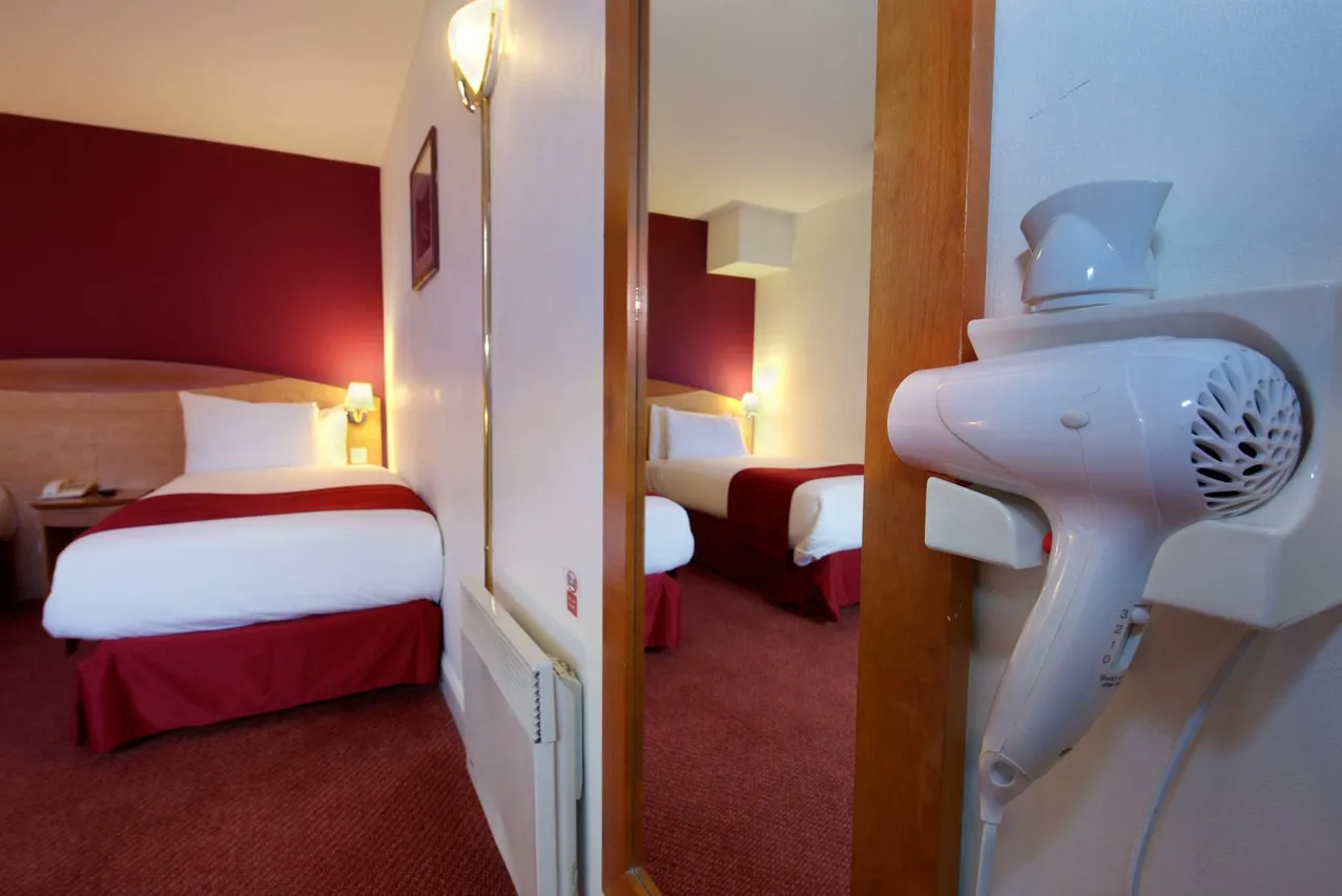Waterloo Hub Hotel and Suites — rooms and atmosphere