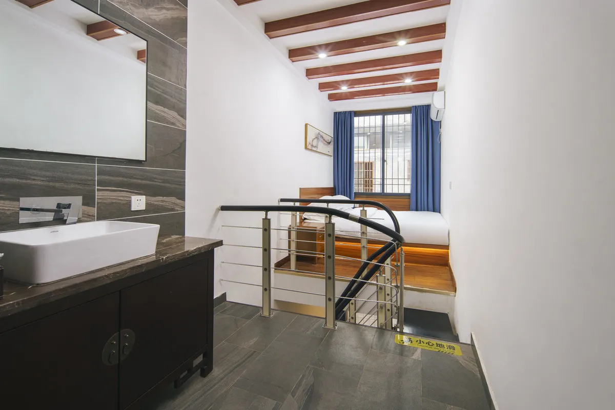 Weijianshan Courtyard Inn — rooms and atmosphere