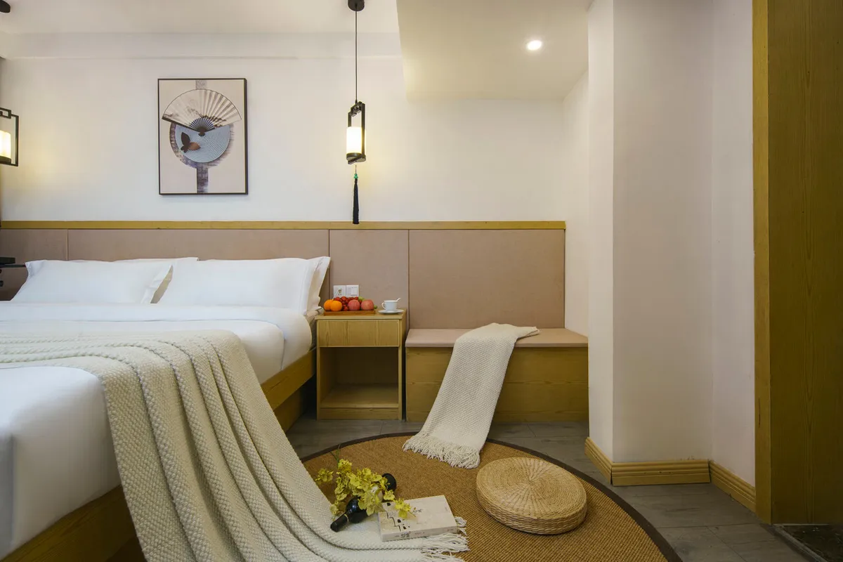 Weijianshan Courtyard Inn — rooms and atmosphere