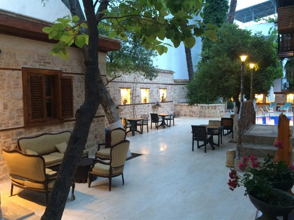 White Garden Hotel (Adults Only) — rooms and atmosphere