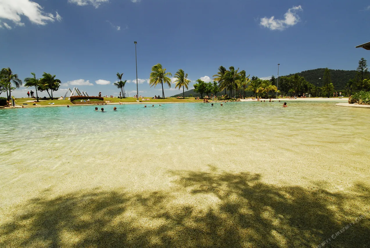 Whitsunday on the Beach — rooms and atmosphere