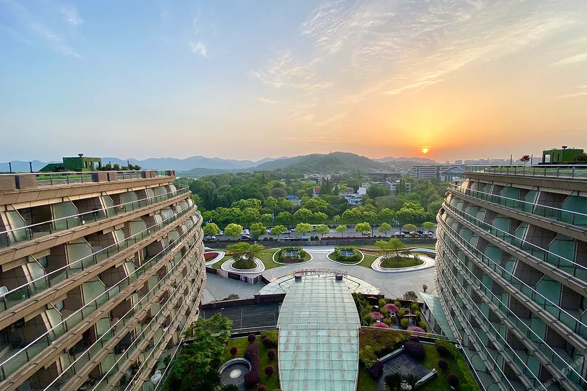 Wyndham Grand Plaza Royale Hangzhou — rooms and atmosphere