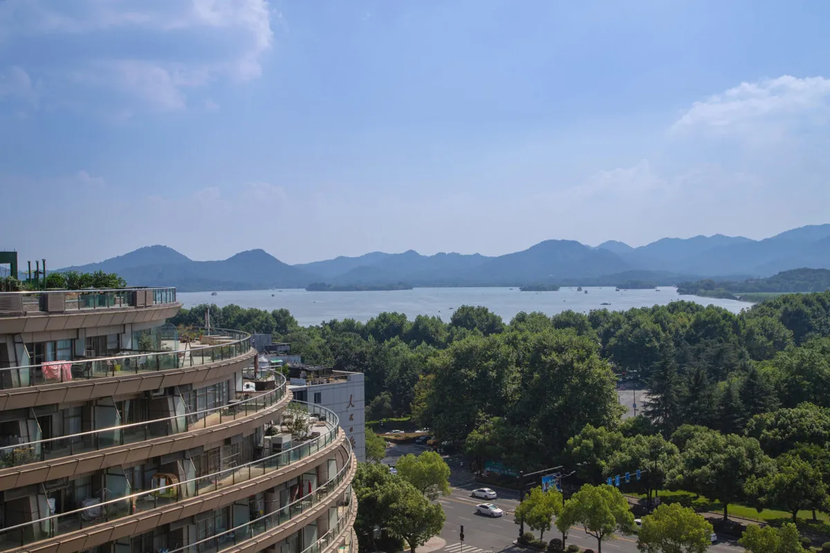 Wyndham Grand Plaza Royale Hangzhou — rooms and atmosphere