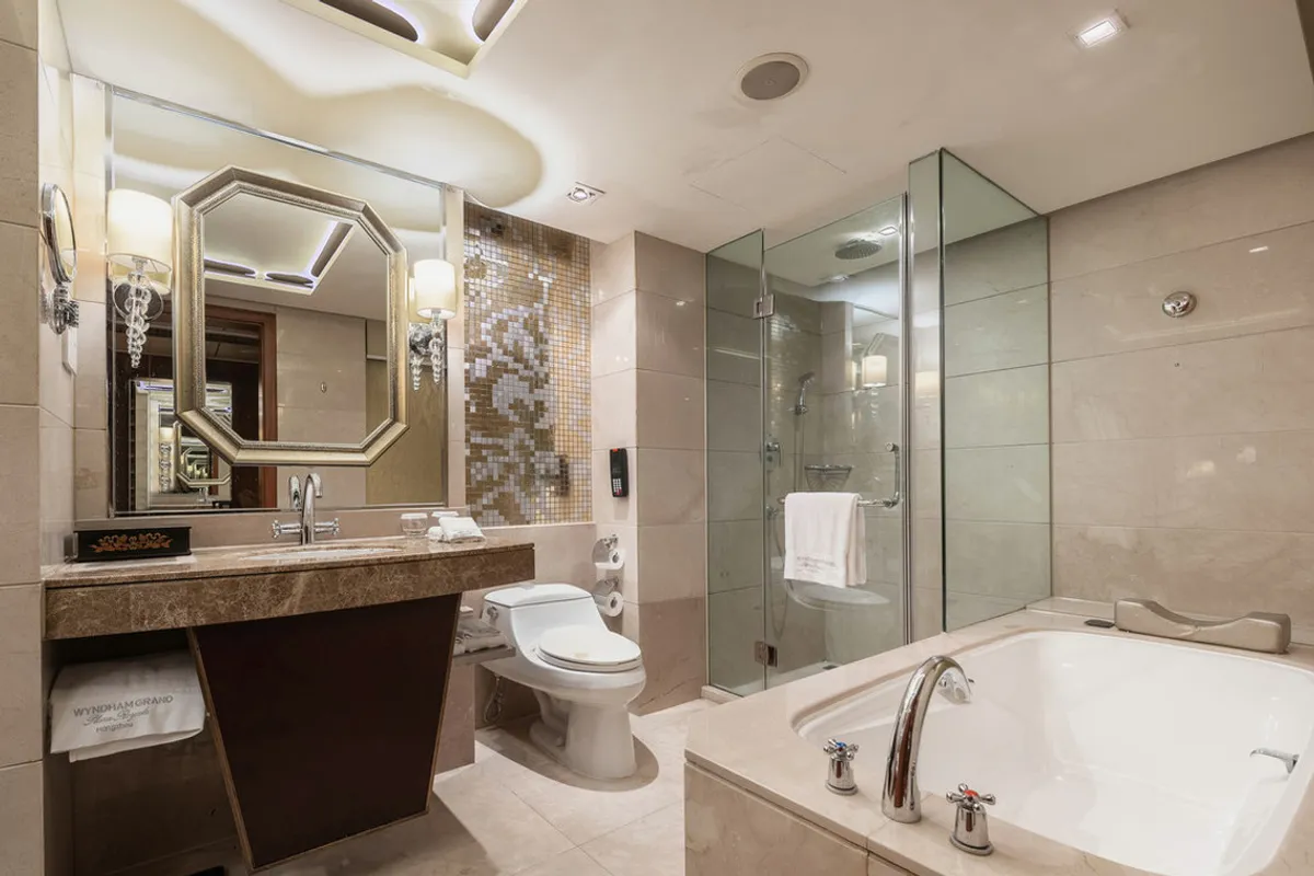 Wyndham Grand Plaza Royale Hangzhou — rooms and atmosphere