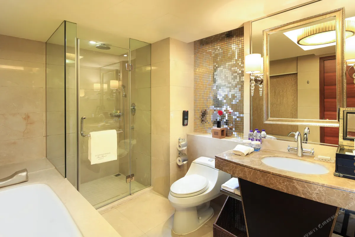 Wyndham Grand Plaza Royale Hangzhou — rooms and atmosphere