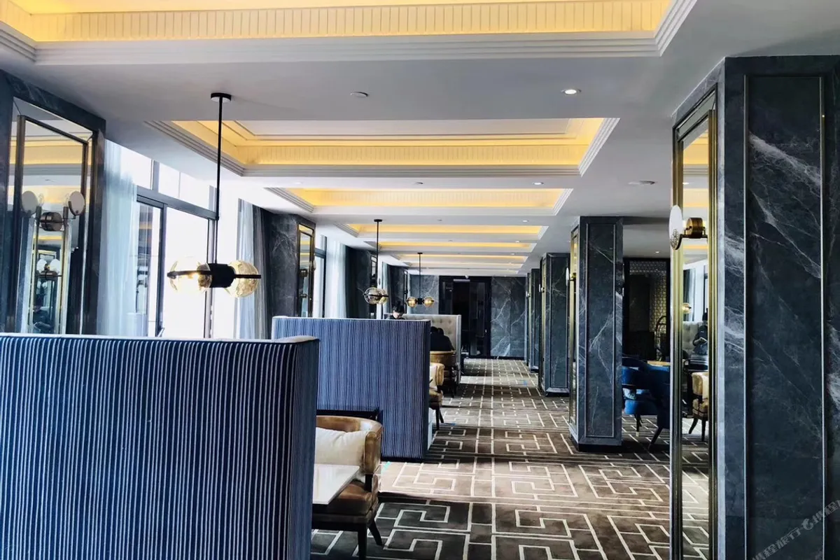 Wyndham Grand Plaza Royale Ningbo — rooms and atmosphere