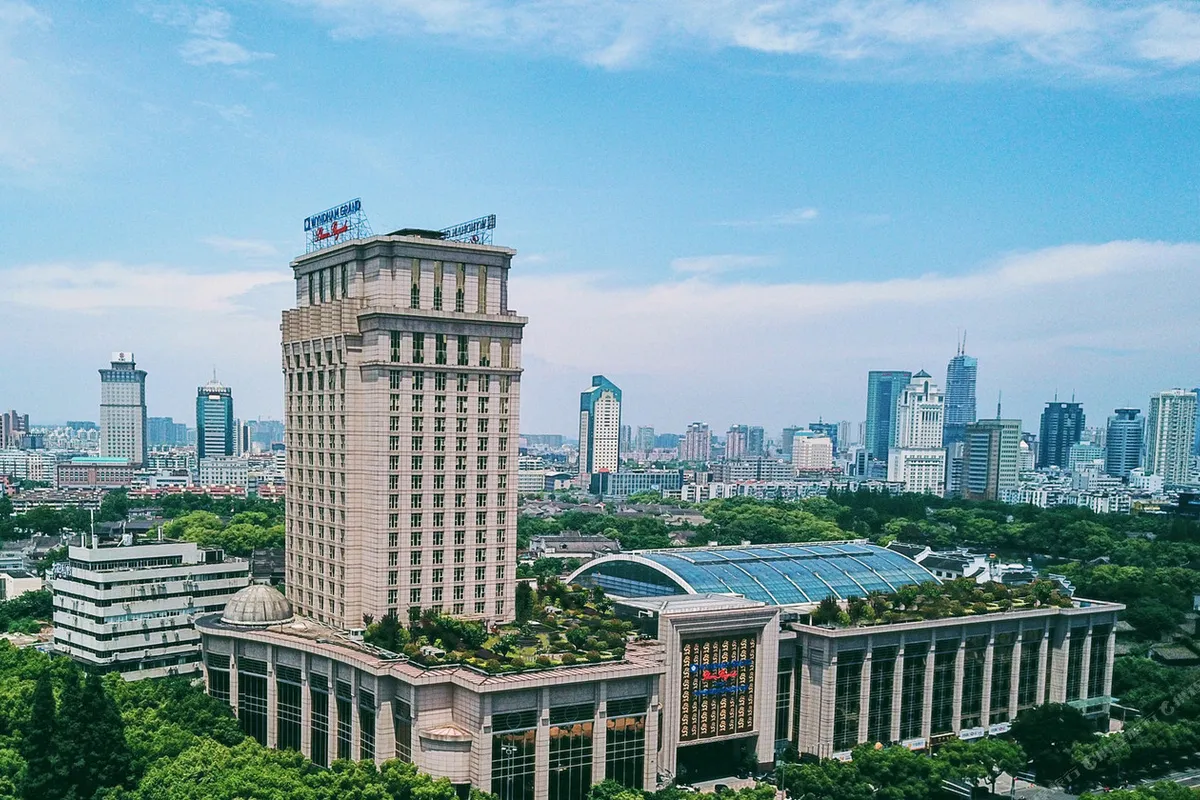 Wyndham Grand Plaza Royale Ningbo — rooms and atmosphere