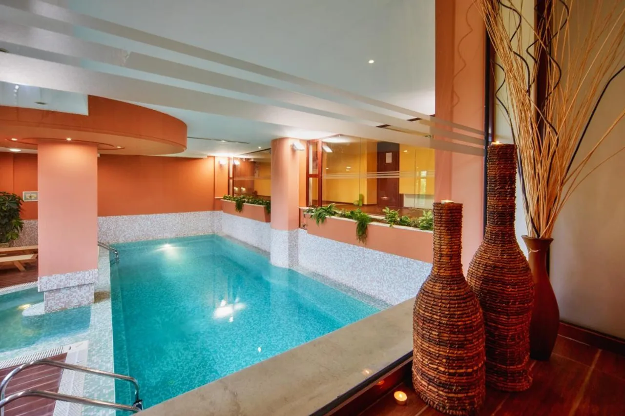 Yantra Grand Hotel — ภาพห้องพักและบรรยากาศ