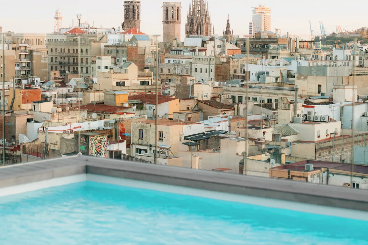 Yurbban Trafalgar Hotel — rooms and atmosphere