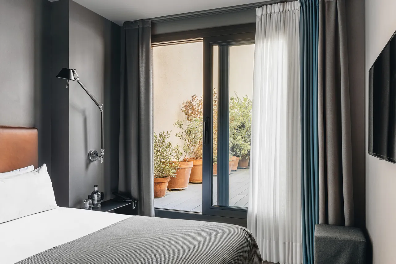 Yurbban Trafalgar Hotel — rooms and atmosphere