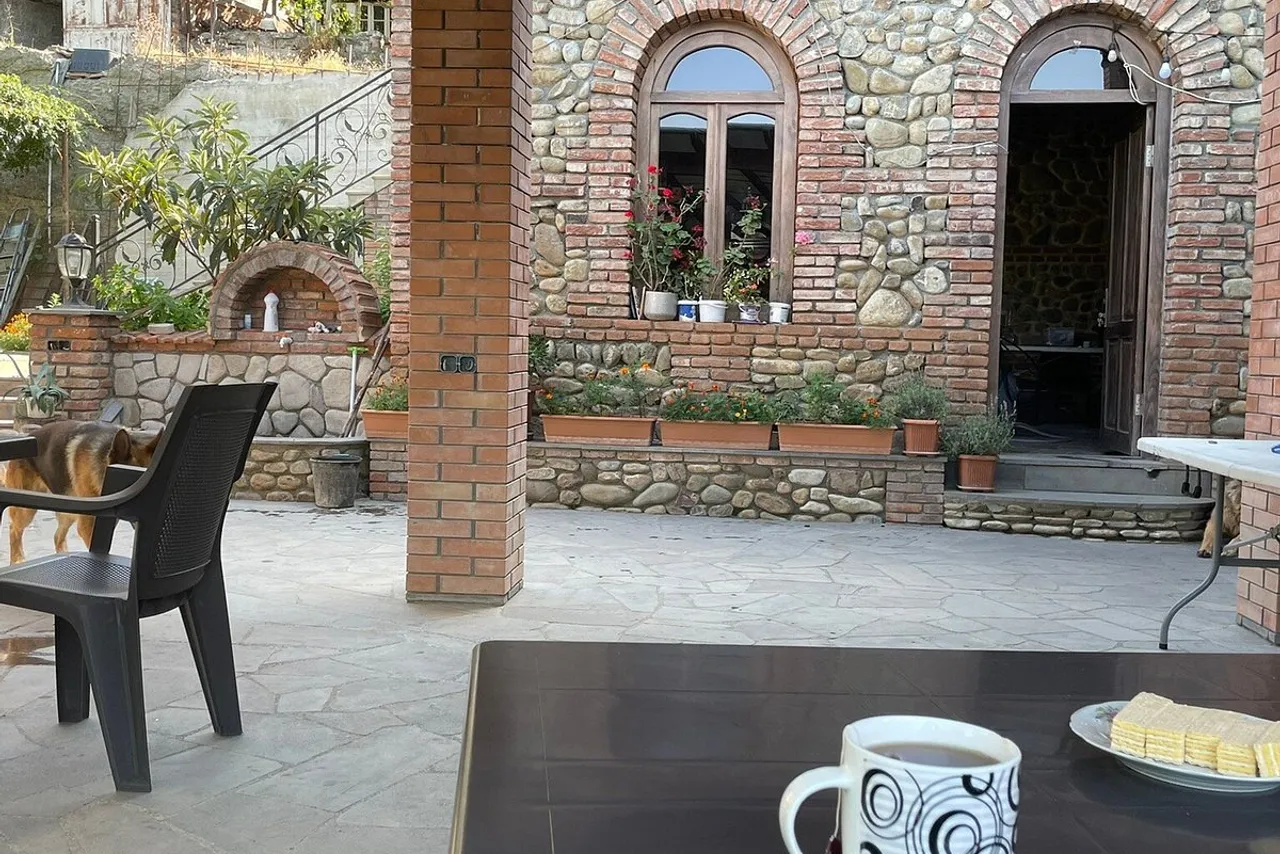 Zandarashvili Guest House — ภาพห้องพักและบรรยากาศ