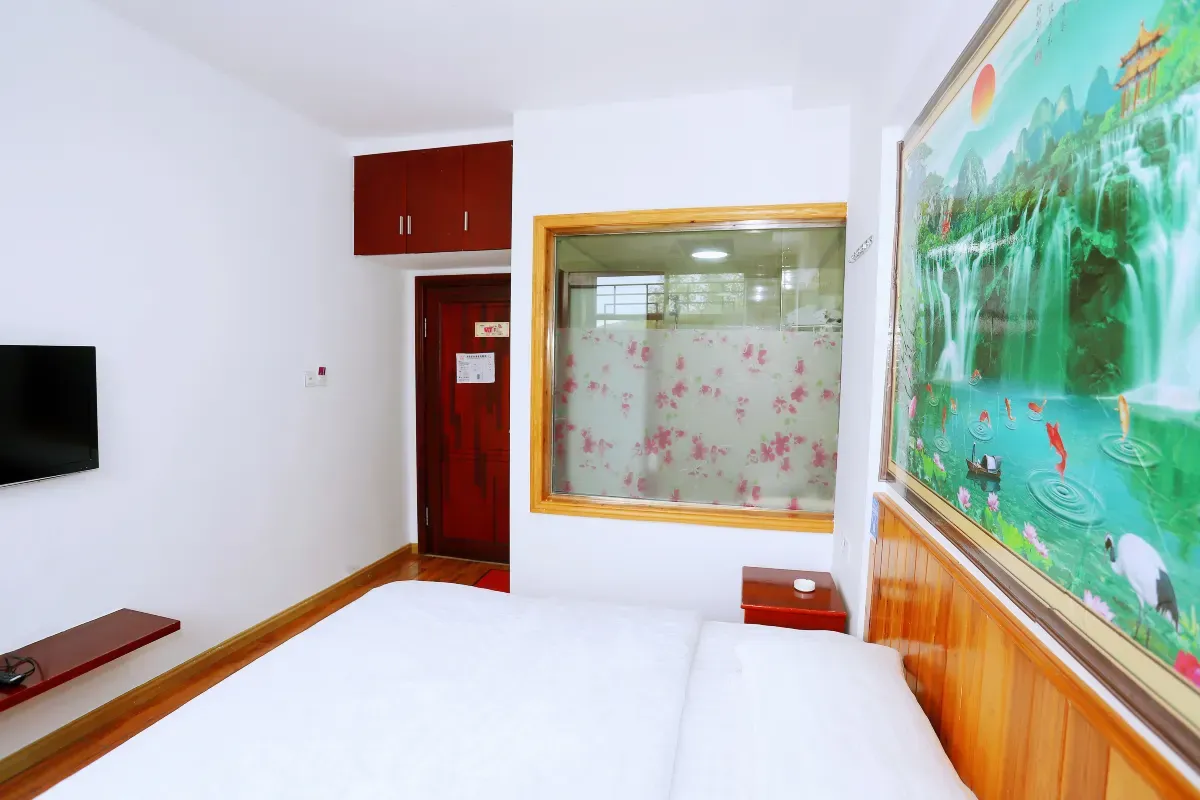 Zhangjiajie Yijiaqin Hotel — rooms and atmosphere