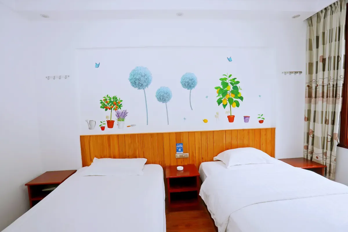 Zhangjiajie Yijiaqin Hotel — rooms and atmosphere