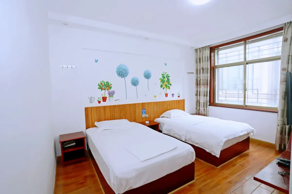 Zhangjiajie Yijiaqin Hotel — rooms and atmosphere