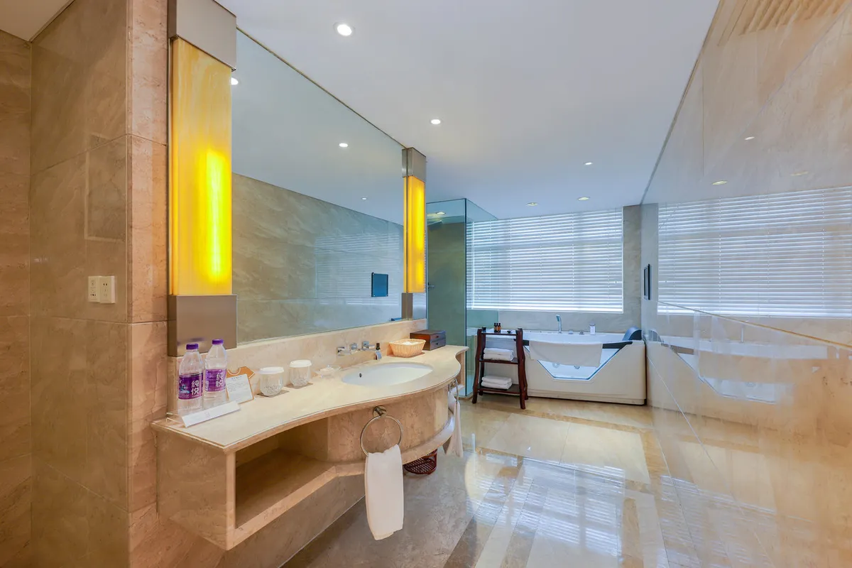 Zhengzhou Yuehai Hotel — rooms and atmosphere