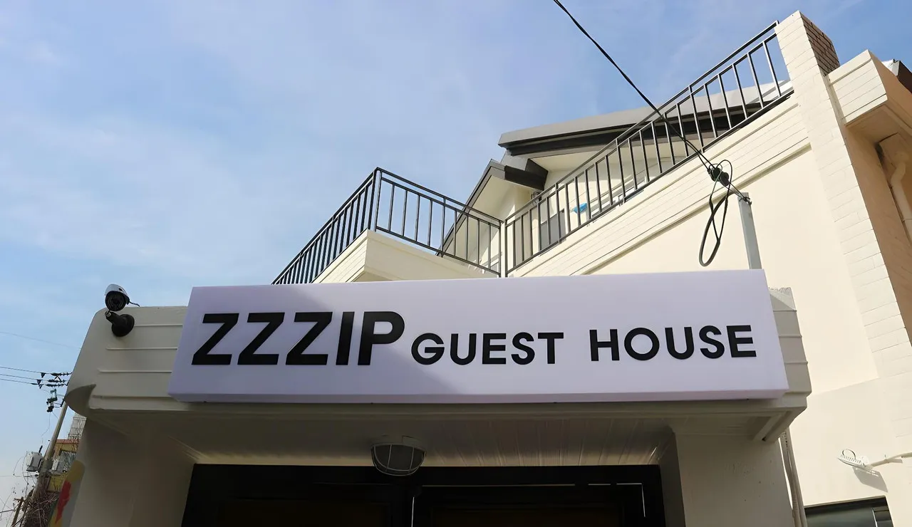 Zzzip Guesthouse Hongdae — rooms and atmosphere