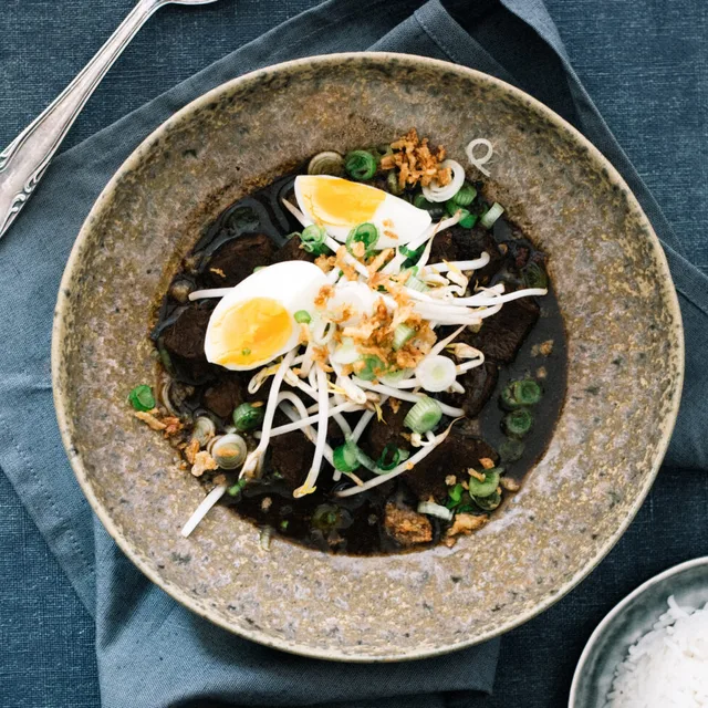 เรสเตอรองต์ บลาว (Restaurant Blauw) – เรินดังเนื้อ (beef rendang) ในอัมสเตอร์ดัม