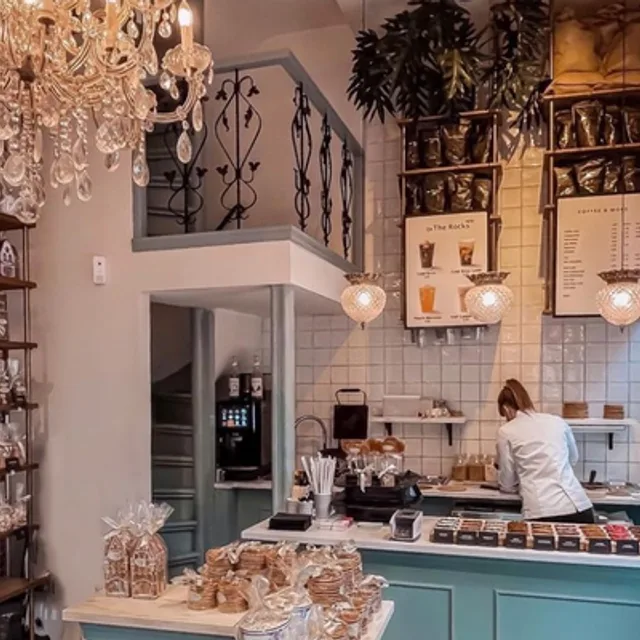 ฟาน วอนเดอเริน สโตรปวาเฟิล (Van Wonderen Stroopwafels) – สโตรปวาเฟิลจุ่มดาร์กช็อกโกแลต ในอัมสเตอร์ดัม