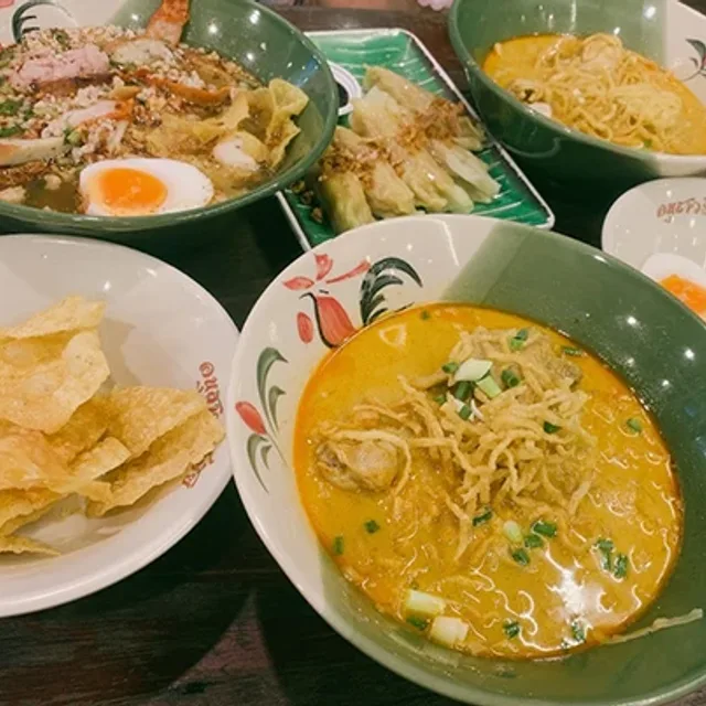 บ้านก๋วยเตี๋ยวเรือทอง (Baan Kuay Tiew Ruathong) – ก๋วยเตี๋ยวเรือหมู/เนื้อ (ใส่หรือไม่ใส่เลือด) ในกรุงเทพฯ