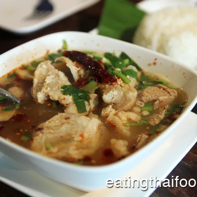 ส้มตำนัว (Som Tam Nua) – ตำนัว (ส้มตำรวมใส่หมูยอ ขนมจีน แคปหมู) ในกรุงเทพฯ