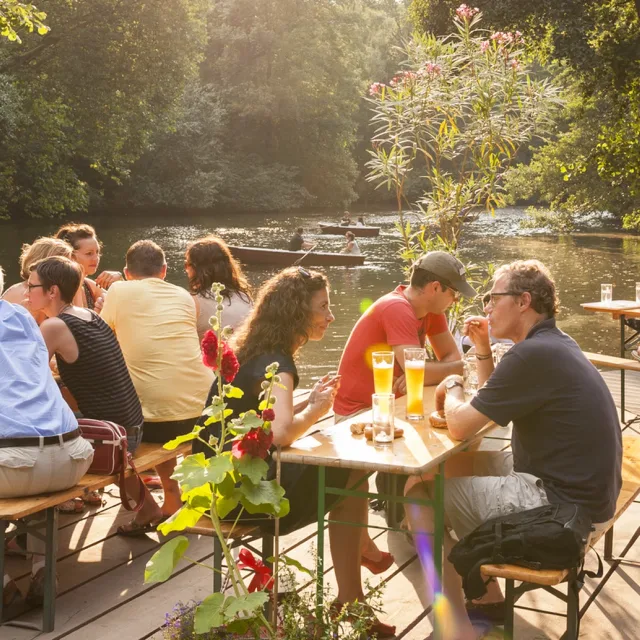 คาเฟ่ อัม นอยเอน เซ (Café am Neuen See) – บราทวูสท์และเมนูย่าง ในเบอร์ลิน