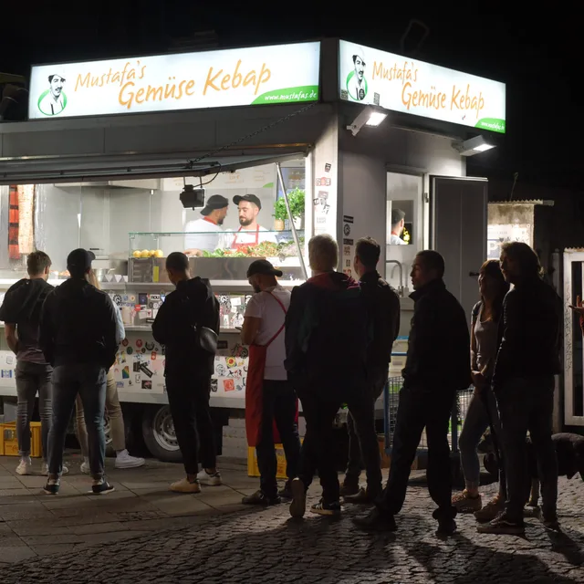 Mustafa's Gemüse Kebap – Gemüse Kebap (เคบับผักย่าง + ฮัลลูมิ + ฟีต้า) ในเบอร์ลิน