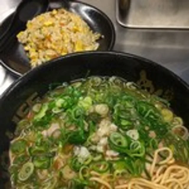 เมนบากะ ไฟร์ราเมง (Menbaka Fire Ramen) – เนงิราเมง (ราเมงต้นหอมคุโจ) ในเกียวโต