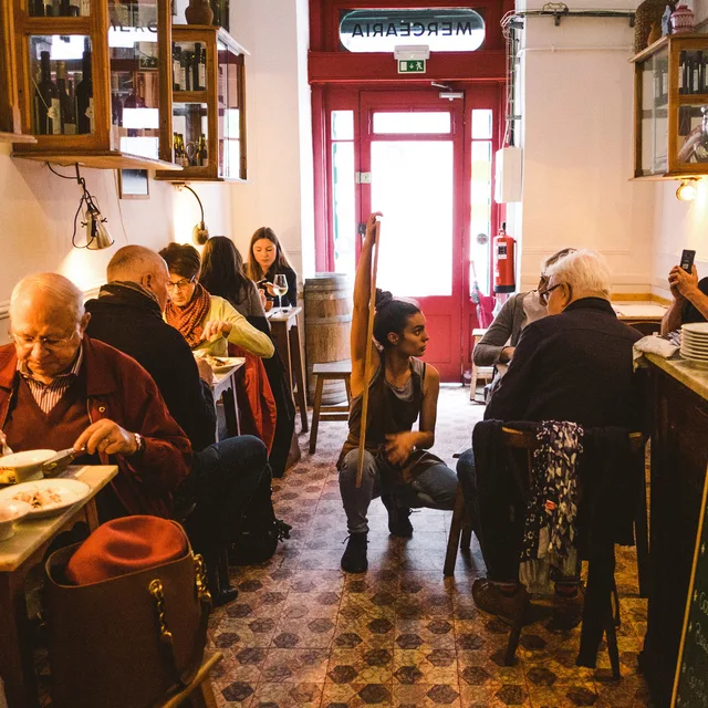 ตาเบร์นา ดา รูอา ดัส ฟลอเรส (Taberna da Rua das Flores) – iscas com elas (ตับลูกวัวผัด) ในลิสบอน