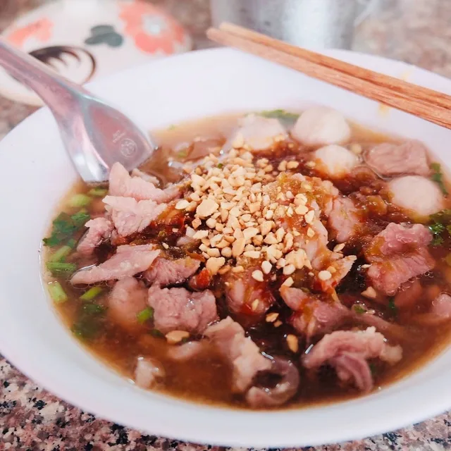 ก๋วยเตี๋ยวลุงสงค์ – บะหมี่เหลืองเนื้อ ในน่าน