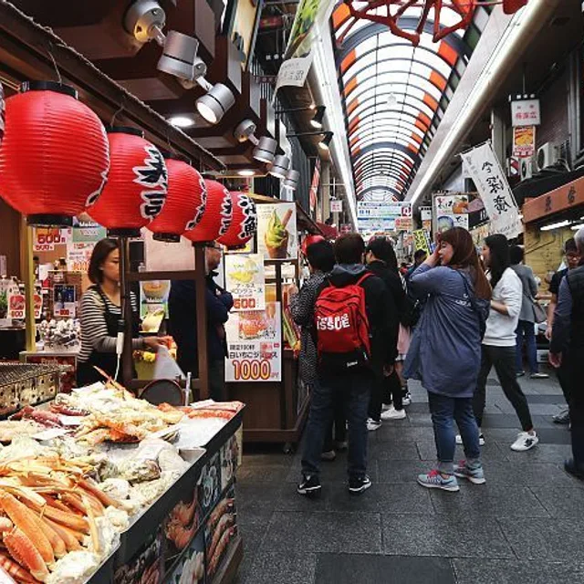 ตลาดคุโรมง (Kuromon Ichiba) – ข้าวหน้าปลาดิบ/ทูน่า ในโอซาก้า